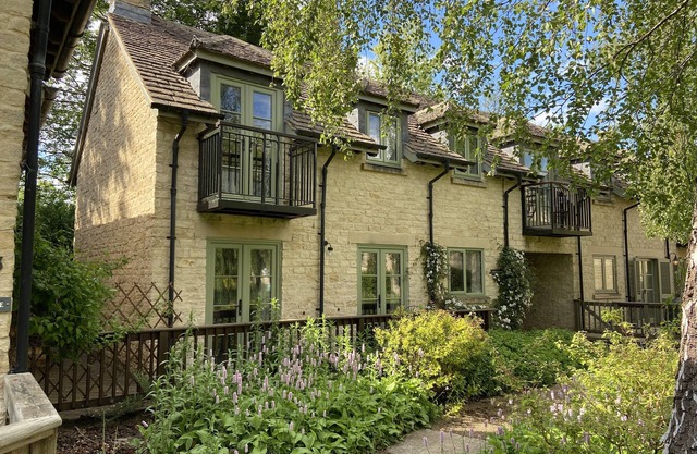 Cosy Cotswolds style cottage in a stunning location on the Lower Mill Estate