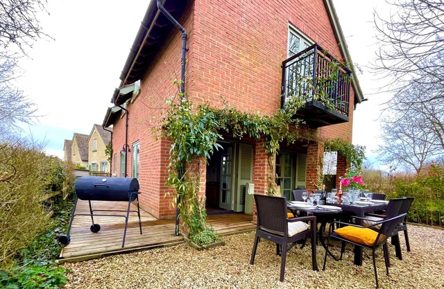 Cosy cottage for family fun with log-burner, spa, private parking, EV & pools