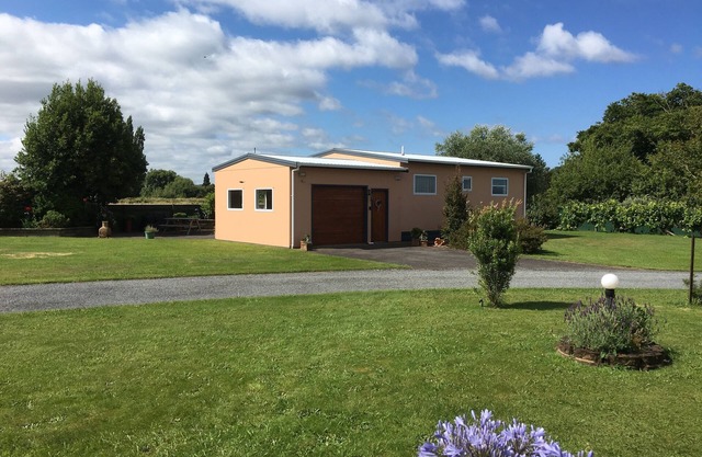 Cosy cottage in peaceful garden setting - just a minute's walk to Lake Rotorua