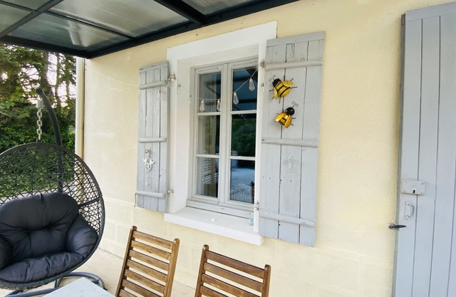 Cosy cottage overlooking garden and woodland, within 10 mins walk of town centre