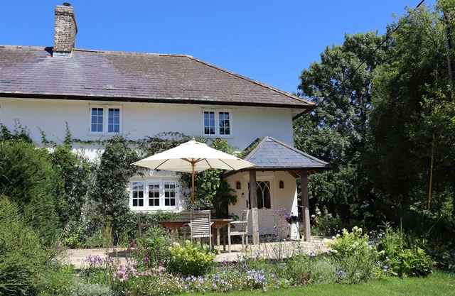 Cosy Cottage - sleeps 4 guests in 2 bedrooms