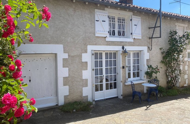 Cosy cottage with beautiful valley view, garden & pool.