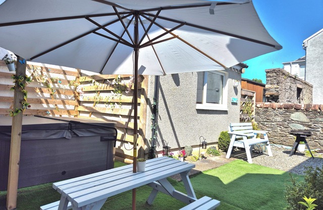 Cosy Cottage with water views, Close to town centre. Hot tub. Pet friendly.
