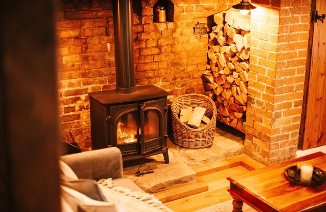 Cosy, Entire Home, Near Gatwick & Games Room!