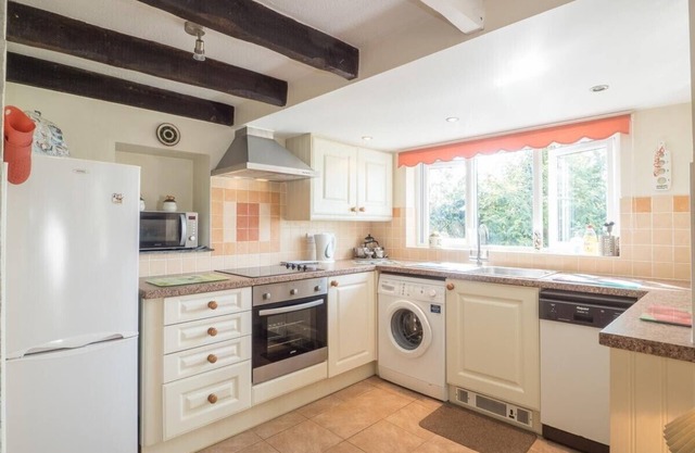 Cosy Farm Holiday Cottage in Cardigan, Pembrokeshire - Enjoy Countryside, Animals & Woodland