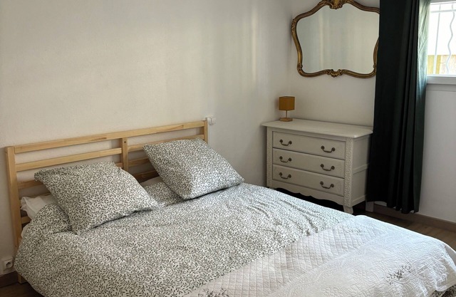 COSY GITE in a quiet location 800m from La plage des Nonnes, close to shops