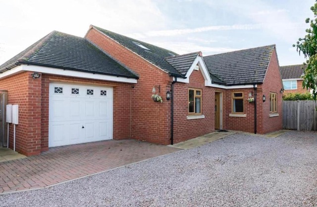 Cosy Home in Gloucester-4 Bedrooms-Sleeps 10-Parking for 4 Cars