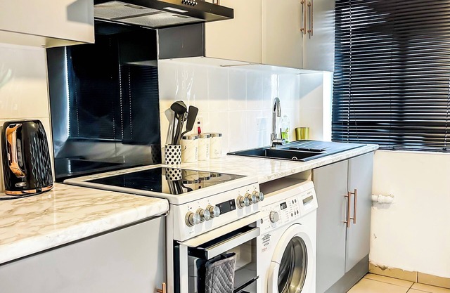 Cosy home in london with garden and parking