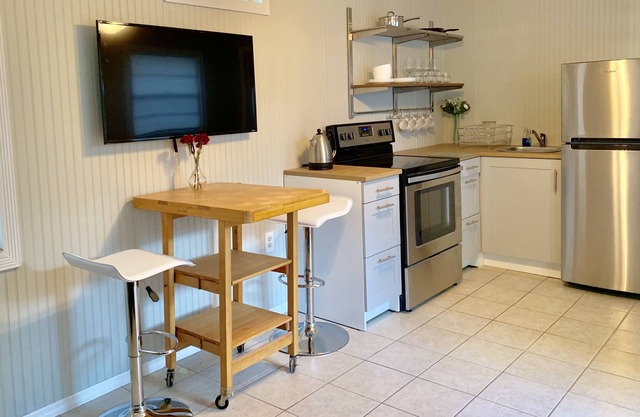 Cosy log cabin close to Downtown and Beaches