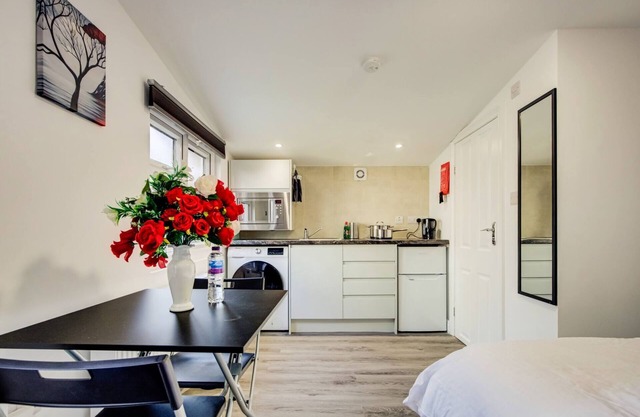 Cosy Luxury studio cabin centrally located in Crayford, Greater london.