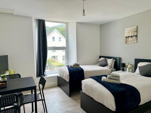 Cosy Modern 2 Bedroom Apartment - Neath Road Port Talbot Near Briton Ferry Train Station