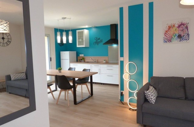 Cosy new house near lake, beach and village, TV, WIFI, parking.