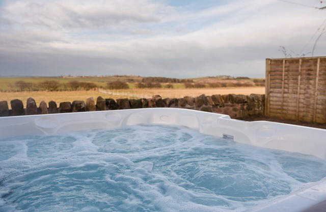 Cosy Northumberland farm cottage with hot tub in quiet location