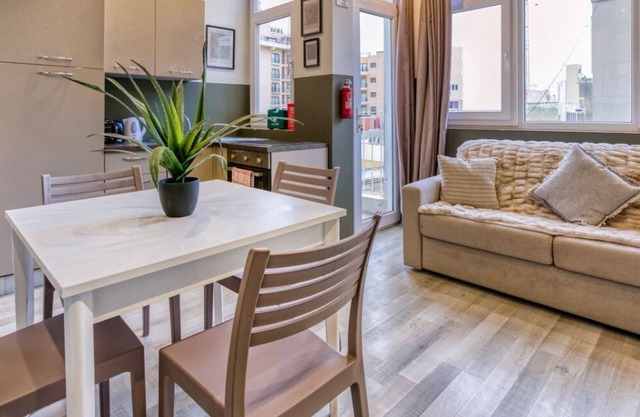 Cosy Paceville Apt with sofabed and Balcony!