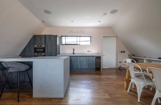 Cosy Penthouse in North London. Private king size bedroom with luxury bathroom.