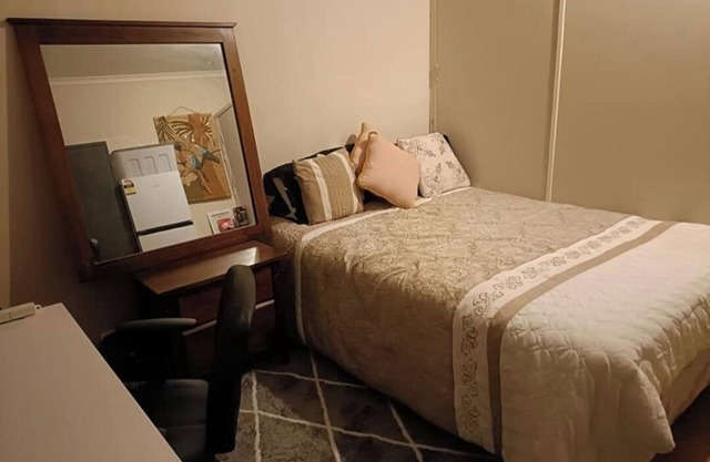 Cosy Room Close to all amenities!30 mins Train ride to Melbourne CBD