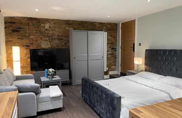 Cosy Studio Flat with Balcony in Heart of London