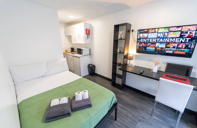 Cosy studio next to UOB and 10 mins from City!