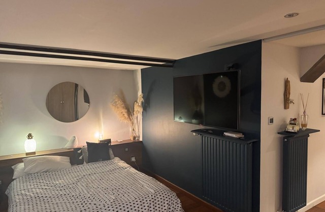 Cosy studio room with separate entrance, parking and bathroom.