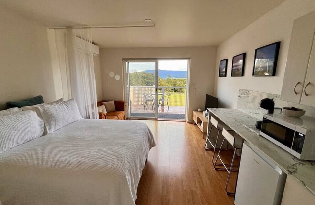 Cosy Studio with valley views
