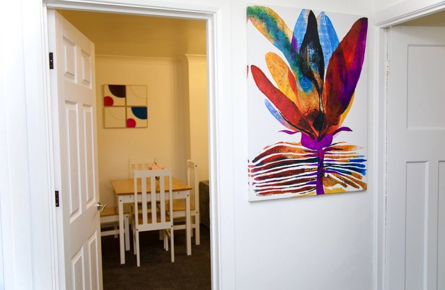 Cosy & Stylish 2 Bedroom G/F flat in Prime Location