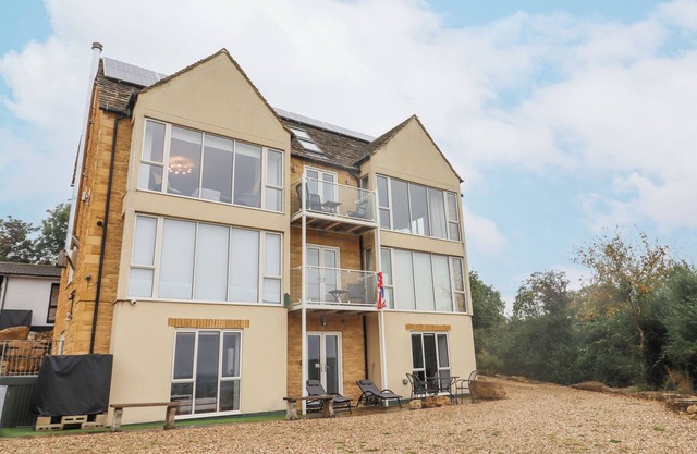COTSWOLD VIEW, family friendly in Bourton-On-The-Water