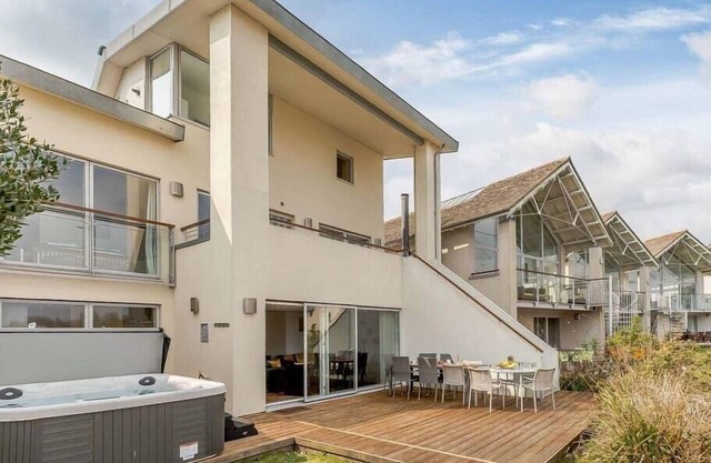 Cotswolds Lakehouse, Lower Mill Estate