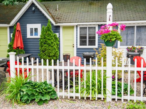 Cottage 1-2 - 2 Bedroom/1 Bath End Unit