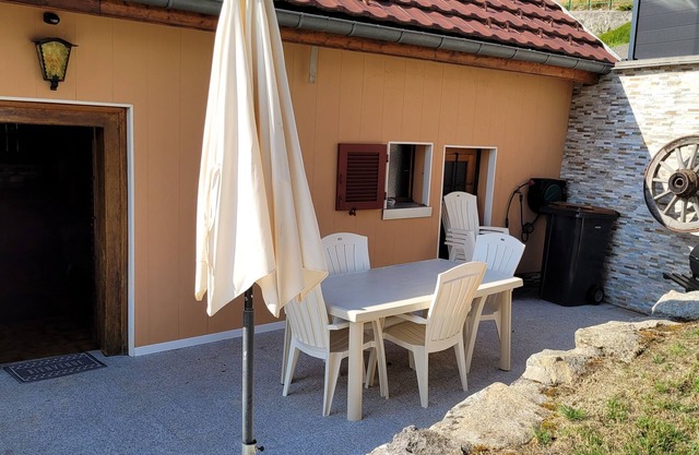 Cottage, 3 bedrooms, sleeps 8, valley views, fully equipped