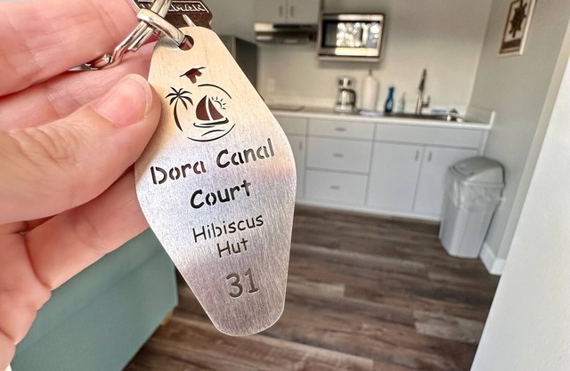 Cottage 31: Hibiscus Hut - Waterfront Lodging in Downtown Tavares, FL