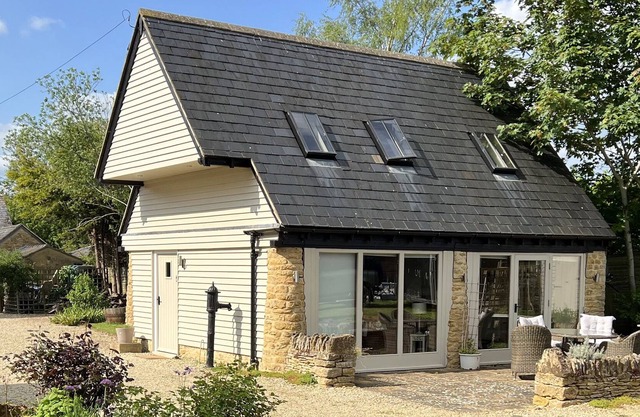 COTTAGE AT HIRONS FARM, romantic, with a garden in Long Compton