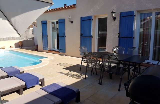 Cottage close to beaches with pool www.villapetitreve.fr