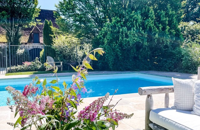 Cottage 'Domaine De Pragelier, La Chapelle' with Shared Pool, Private Terrace and Wi-Fi