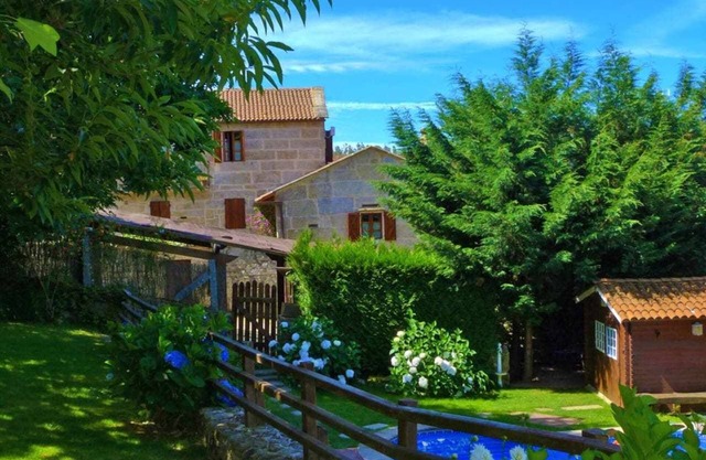 Cottage for 10/14 pax with pool near the coast.