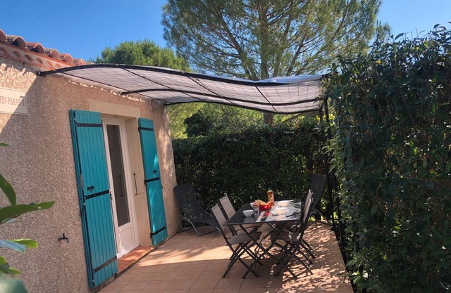Cottage 'Gite Le Pin Parasol' with Wi-Fi and Air Conditioning