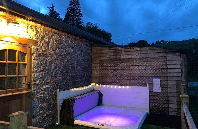 Cottage + Hot Tub/gym outskirts Cardiff/Cowbridge, stunning rural location