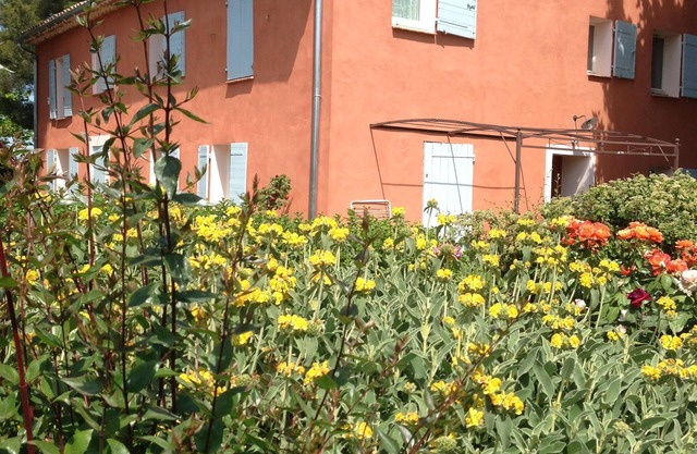Cottage in Aix en Provence with terrace in restored country house