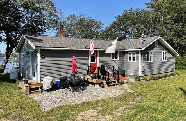 Cottage in Edgecomb - Waterfront Holiday Getaway