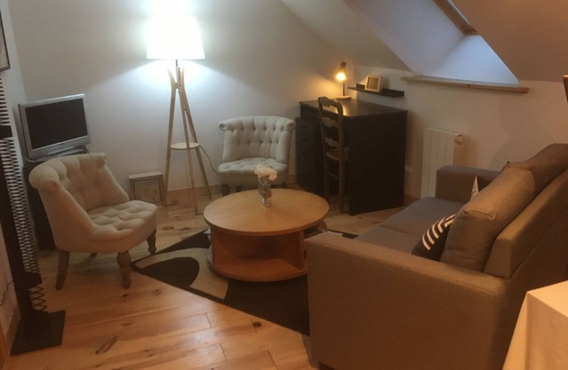 Cottage "Le Gite D Ouilly" with Shared Terrace & Wi-Fi