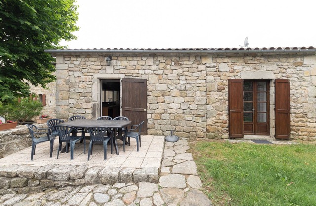 Cottage 'Les Sources Gîte La Grange' with Shared Pool, Private Terrace