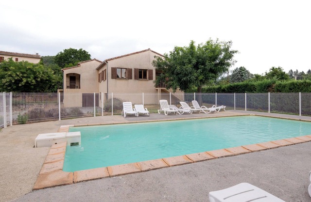 Cottage 'Les Sources Gîte Sauvignon' with Shared Pool, Private Garden and Air Conditioning