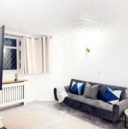 Cottage Mew for Contractors and Family Stays Near Bromley - Free Parking & WIFI