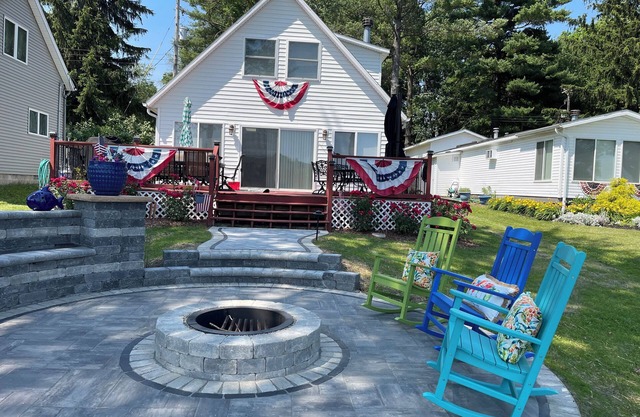 Cottage on all sports lake! Boat, ski, bonfire, fish, kayak, paddle boat, RELAX!