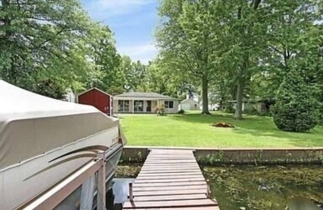 Cottage on Croton with a hot tub!