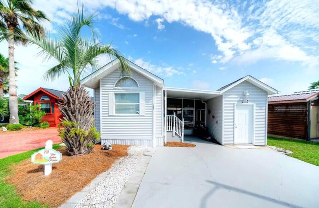 Cottage on Lake in a Gated Resort Property Near Beaches & Entertainment