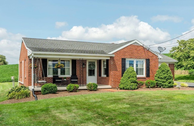 Cottage On Main-cozy 3/1.5 near Shady Maple