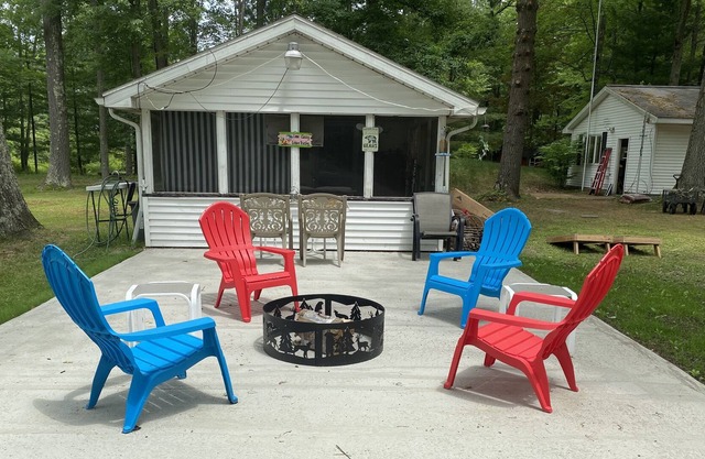Cottage on the creek. Inflatable Hot Tub, kayak, enjoy a fire or play games!