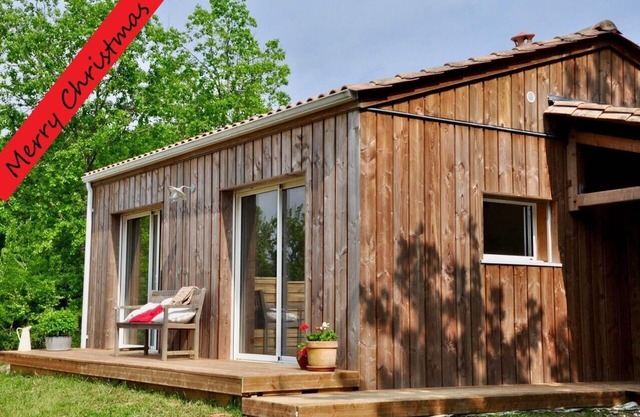 Cottage on the farm BIO, independent wooden house, on the hillside of the Garonne