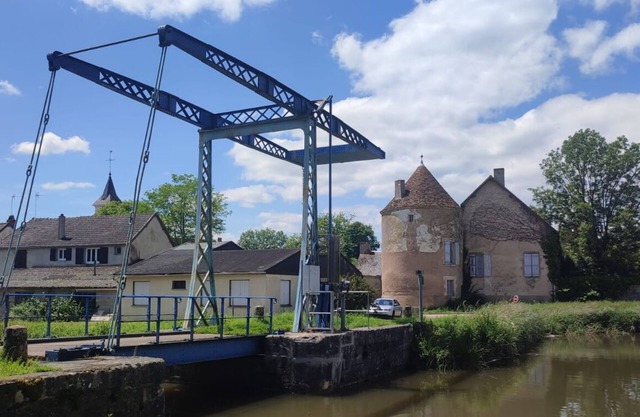 Cottage on the outskirts of the pretty town of Tannay near the Nivernais Canal.