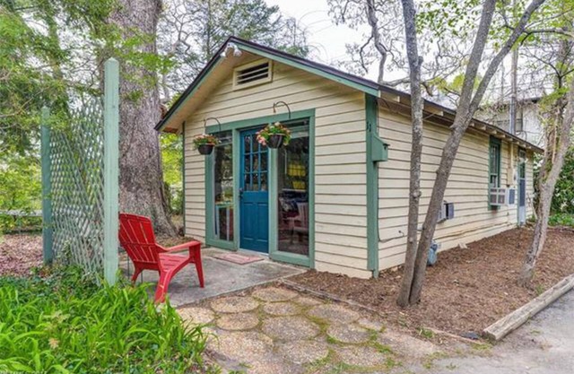Cottage Studio - private patio/yard! LOCATION!